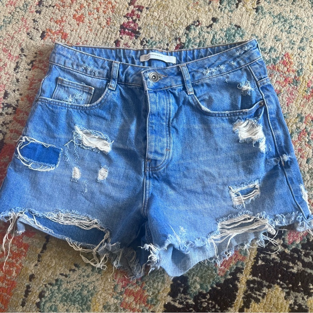 Zara trafaluc women’s distresse jean shorts size 4